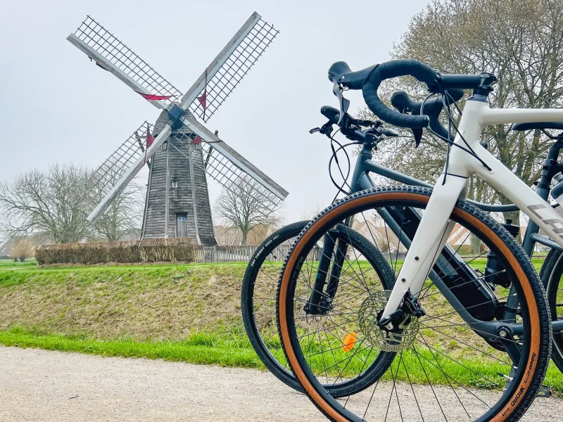 Randonneurs sur les chemins du marais Audomarois, près de Saint-Omer