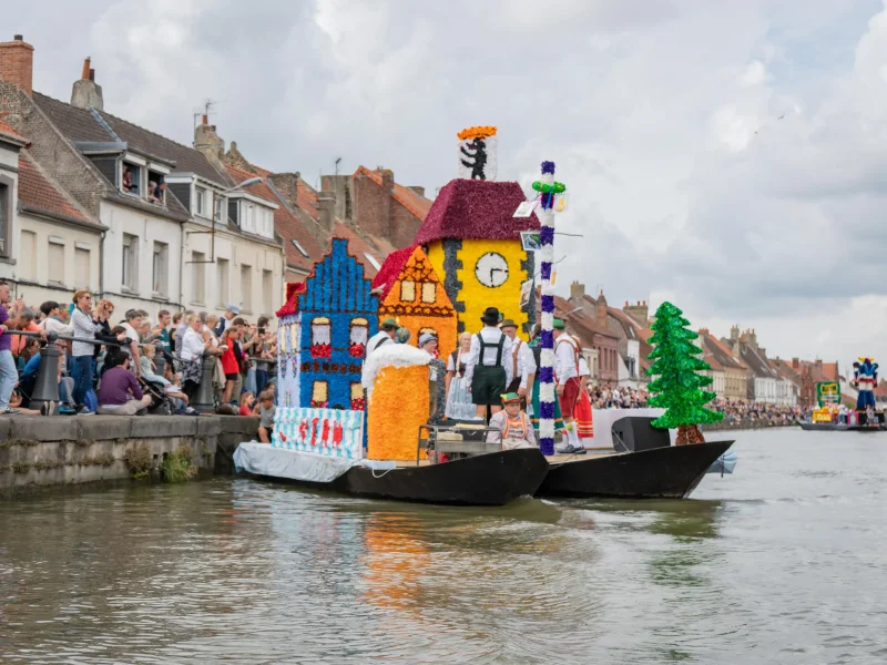Le bacôve au cœur du cortège nautique de Saint-Omer